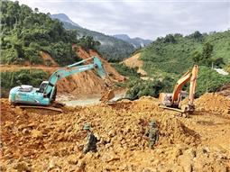 Tranh thủ từng giây, từng phút tìm kiếm người bị nạn ở khu vực Nhà máy Thủy điện Rào Trăng 3